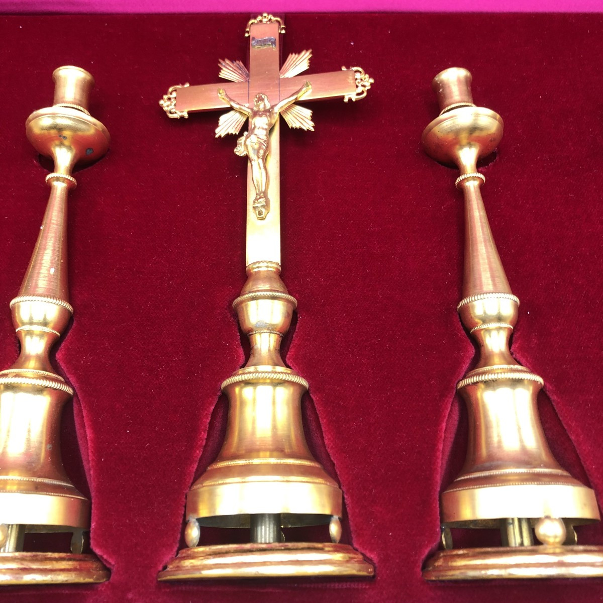 PARATURA DI CANDELIERI E CROCE DORATI PER L'ALTARE IN STILE IMPERO IN SUO CAFANETTO IN PELLE-photo-3