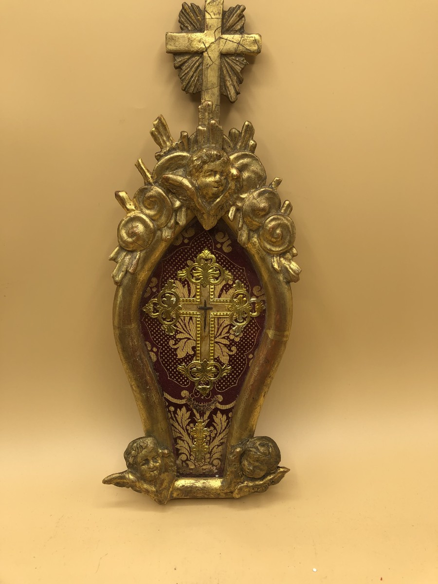 RELIQUIARIO DELLA SANTA CROCE IN LEGNO INTAGLIATO E DORATO A FOGLIA D'ORO 