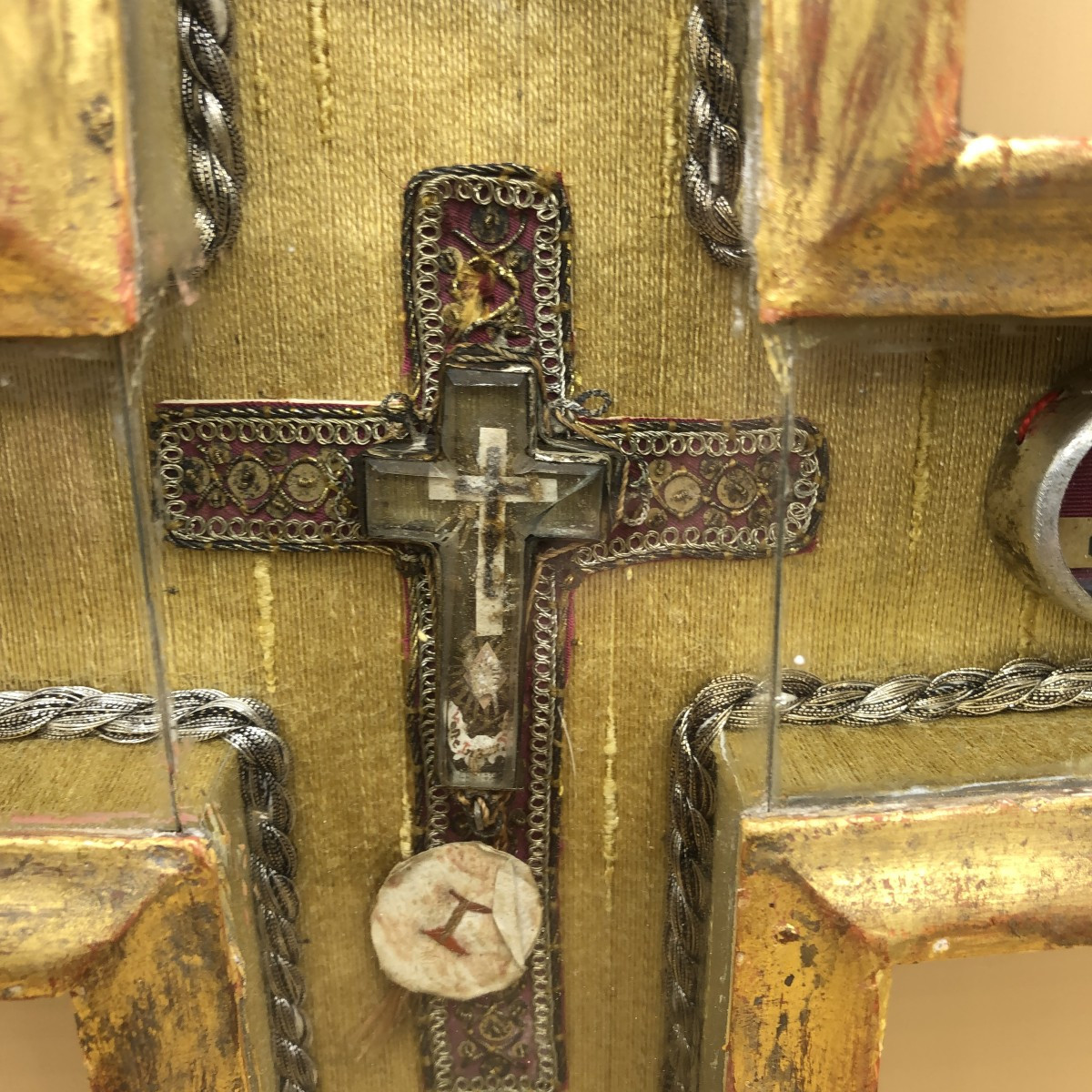RELIQUIARIO STAUROTECA DELLA SANTA CROCE IN LEGNO INTAGLIATO E DORATO A FOGLIA D'ORO-photo-3