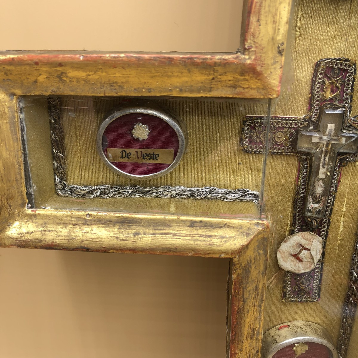 RELIQUIARIO STAUROTECA DELLA SANTA CROCE IN LEGNO INTAGLIATO E DORATO A FOGLIA D'ORO-photo-1
