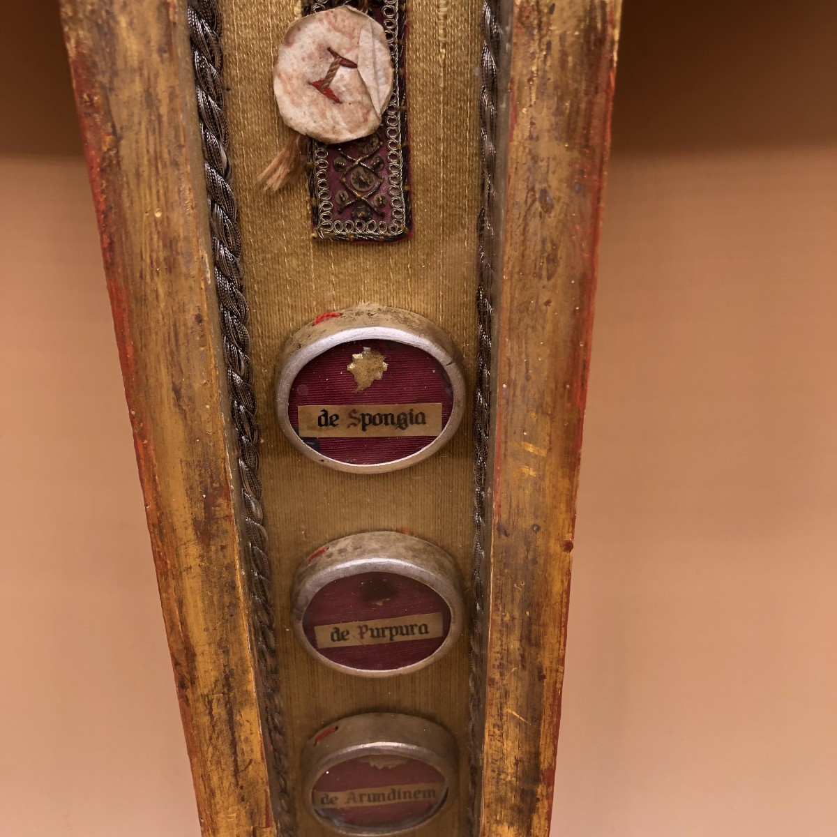 RELIQUIARIO STAUROTECA DELLA SANTA CROCE IN LEGNO INTAGLIATO E DORATO A FOGLIA D'ORO-photo-3