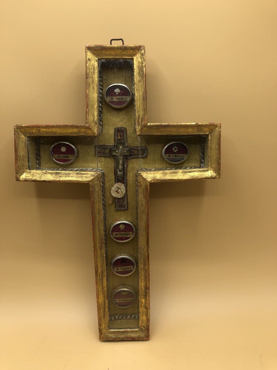 RELIQUIARIO STAUROTECA DELLA SANTA CROCE IN LEGNO INTAGLIATO E DORATO A FOGLIA D'ORO