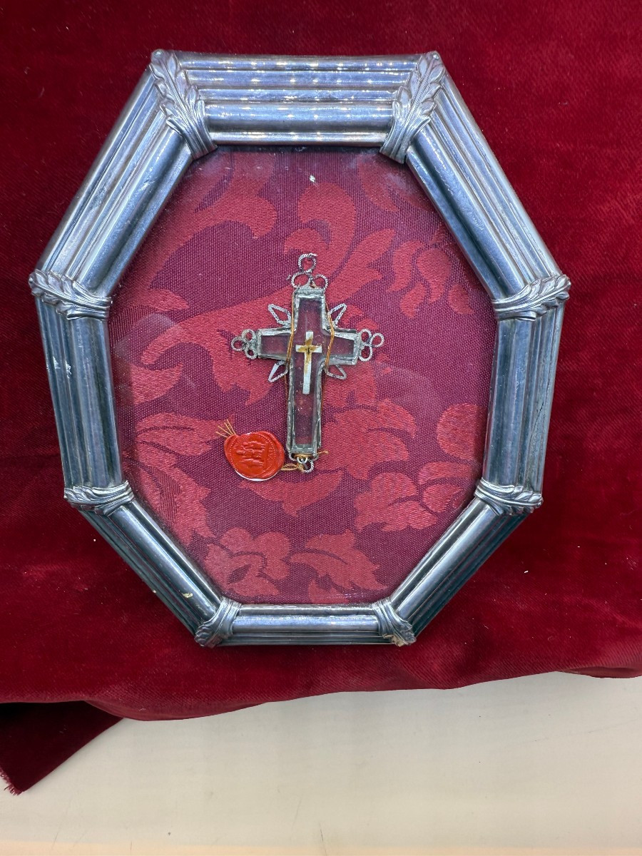 Cornice ottagona in argento con all'interno una piccola stauroteca di cristallo