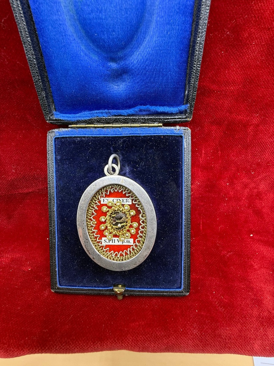 Reliquiario in argento di S.Pio V° in suo cofanetto  Misure cm 5 X 4-photo-2