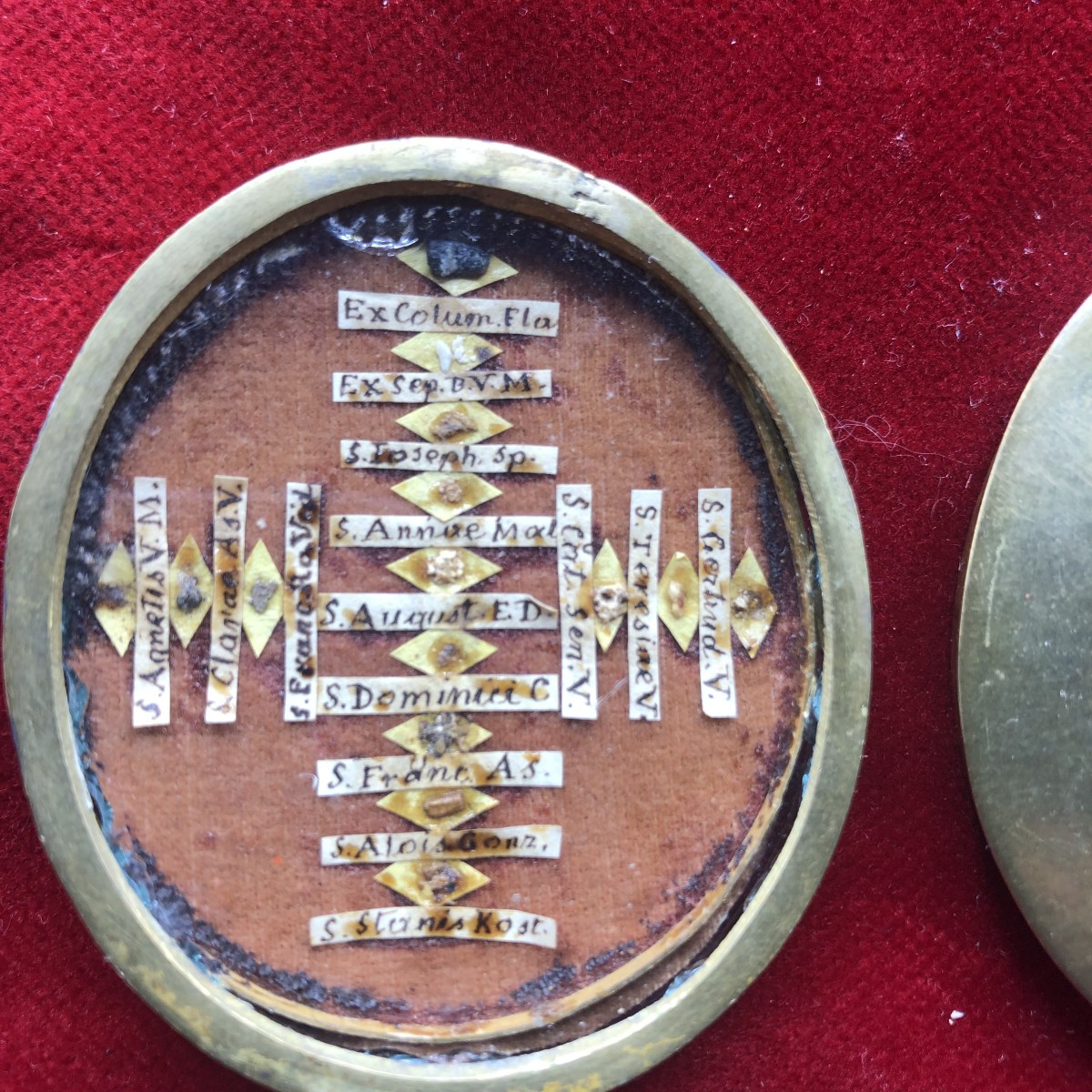 Reliquiario con 15 frammenti fra santi e altro 