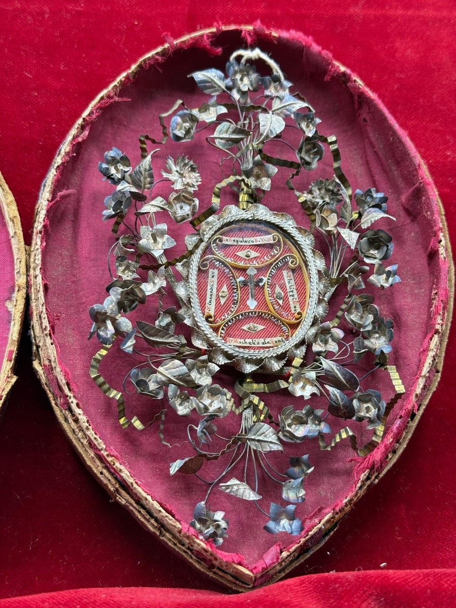 Reliqu. in filigrana d'argento contenente un frammento della S,Croce e 4 frammenti di reliquia