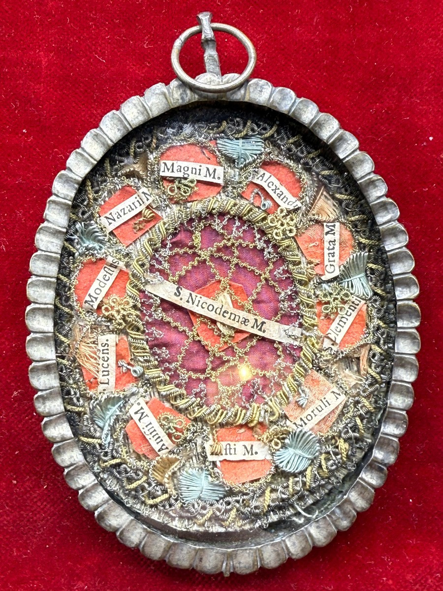 Reliquiario a medaglione contenente 11 frammenti di reliquie di santi Martiri 