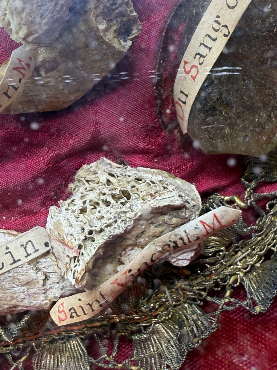  Reliquiario ovale  in bronzo dorato con riporti in argento a forma di cespugli di rose-photo-3