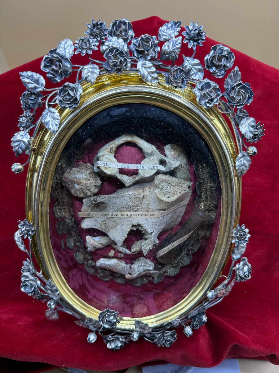  Reliquiario ovale  in bronzo dorato con riporti in argento a forma di cespugli di rose