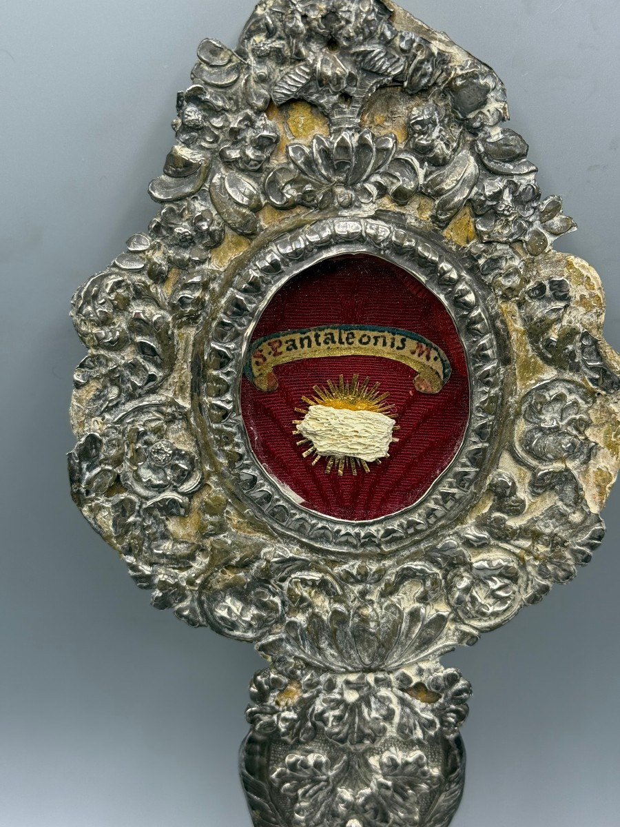 Reliquiario  lamina d'argento sbalzata posta su legno dorato ad oro zecchino  di San Pantaleone-photo-2