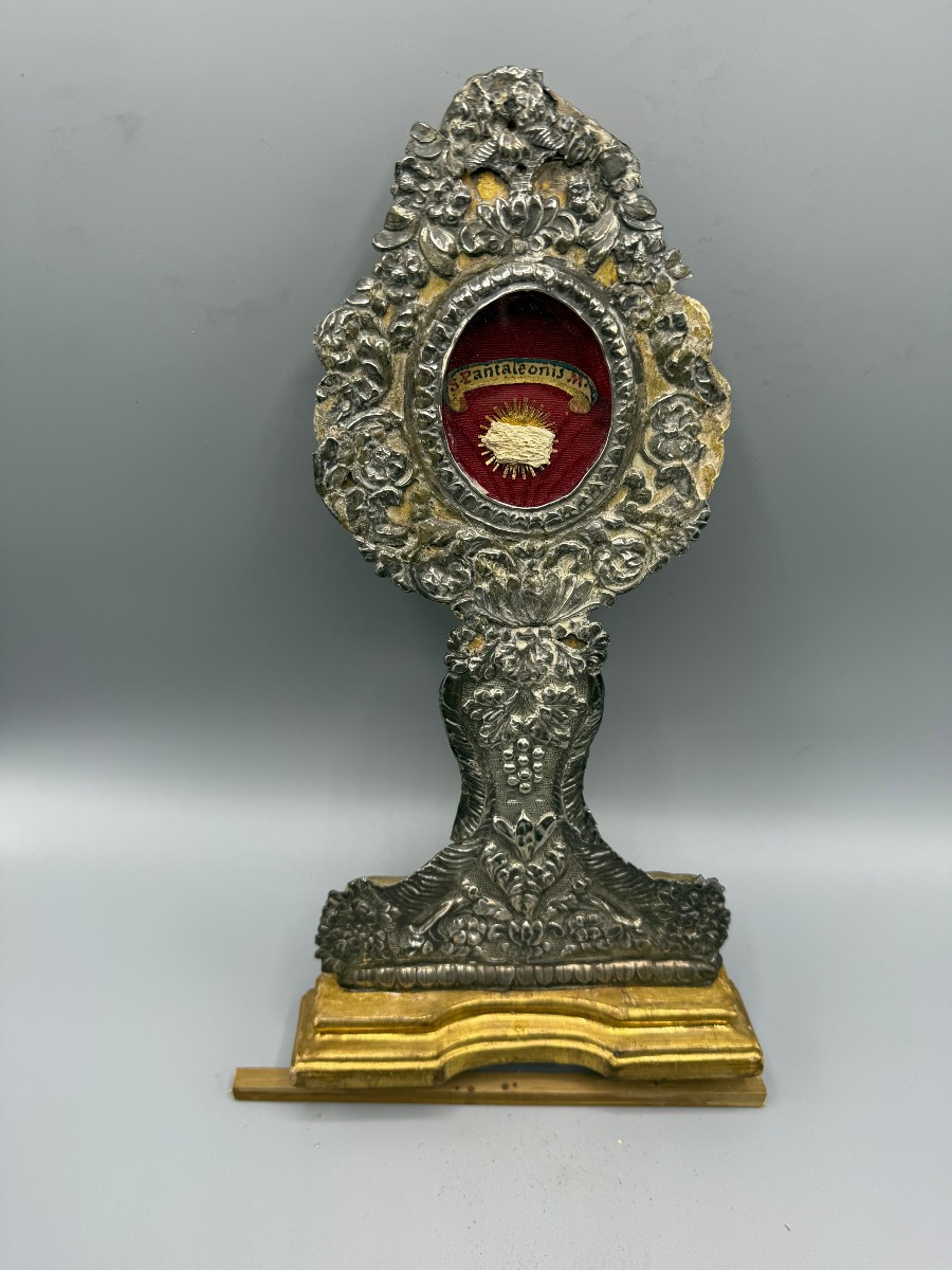 Reliquiario  lamina d'argento sbalzata posta su legno dorato ad oro zecchino  di San Pantaleone