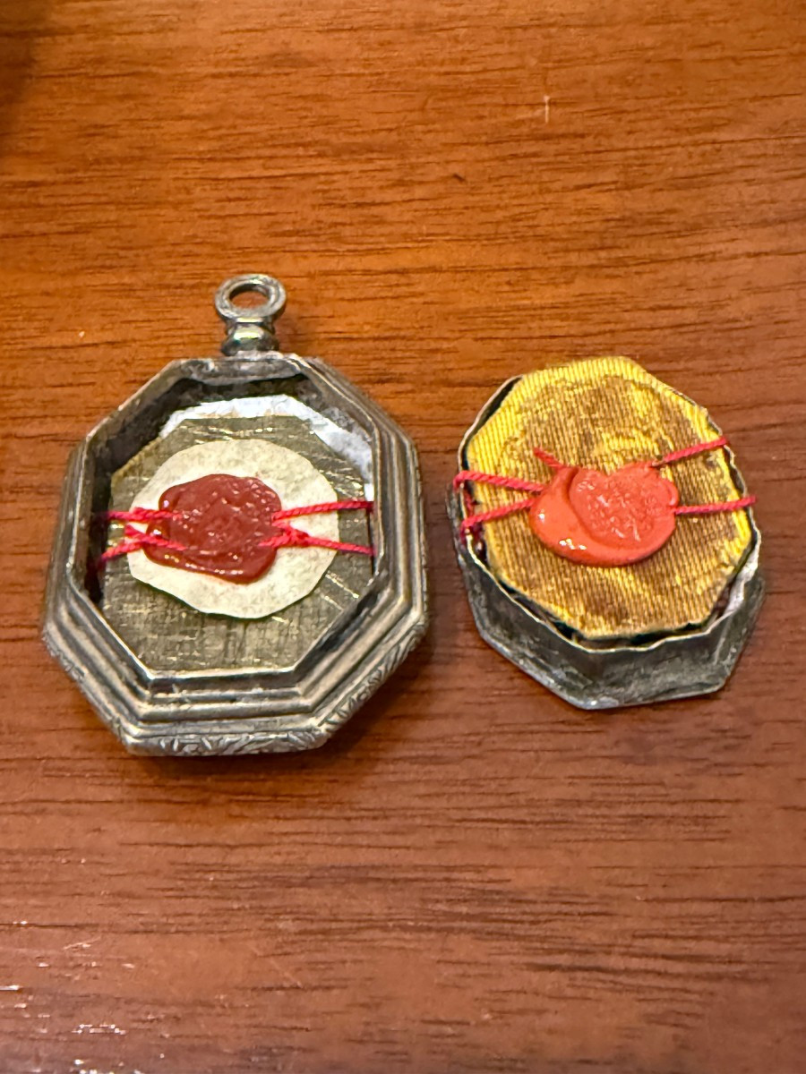 Reliquiario in bronzo di fattura ottagona a doppia faccia con frammenti di 14 santi  -photo-4