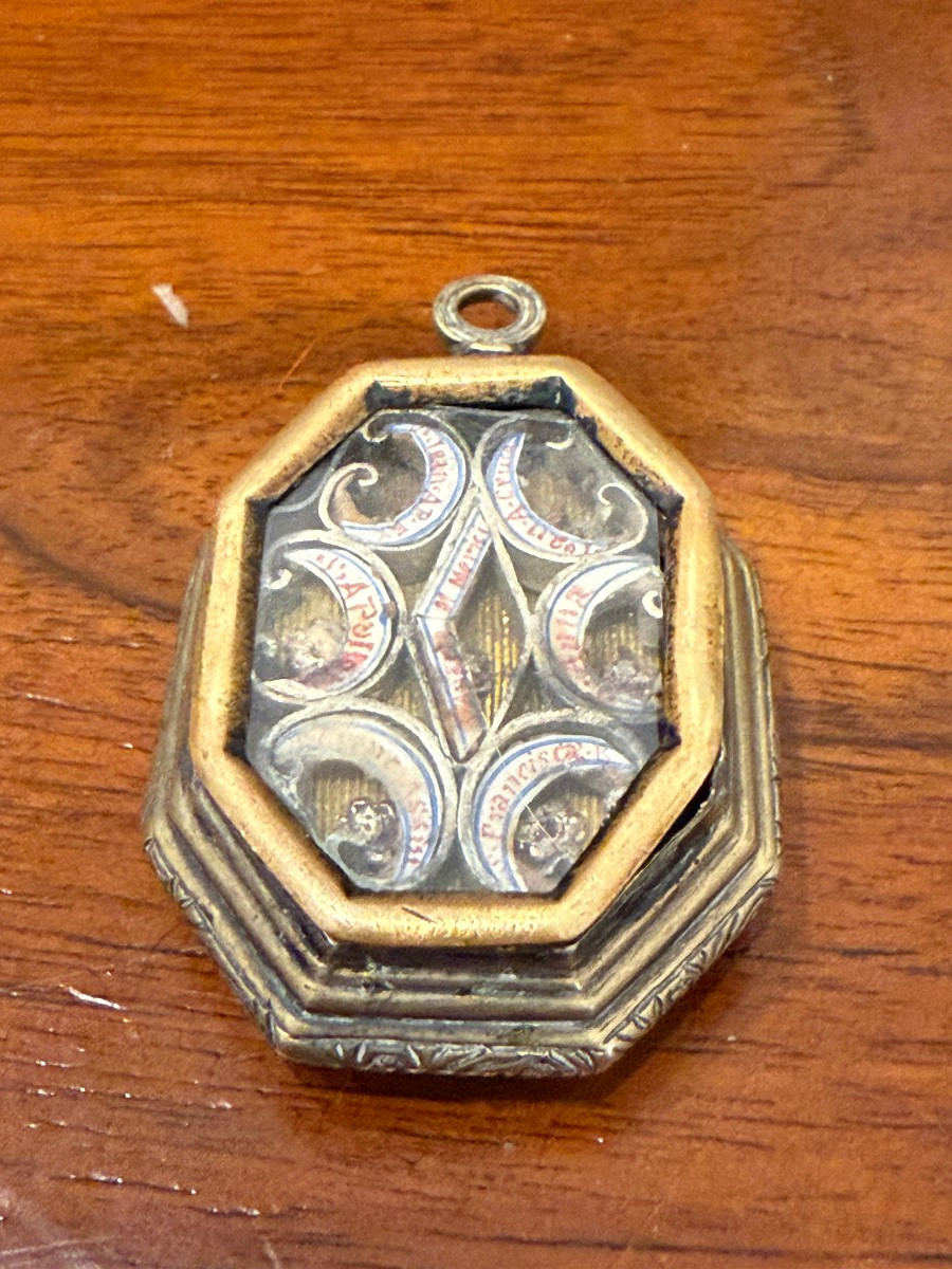 Reliquiario in bronzo di fattura ottagona a doppia faccia con frammenti di 14 santi  