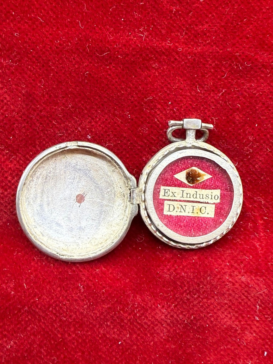 Reliquiario in argento di un frammento della tunica di N.S.G.C.   "indusio"