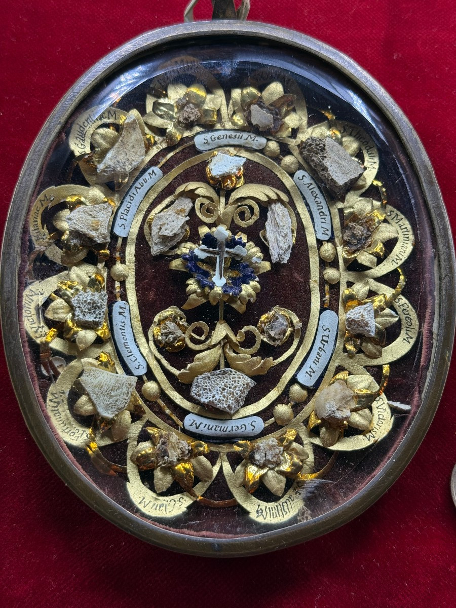Reliquiario ovale con frammenti di 18 santi più la S.Croce di N.S.G.C. -photo-2