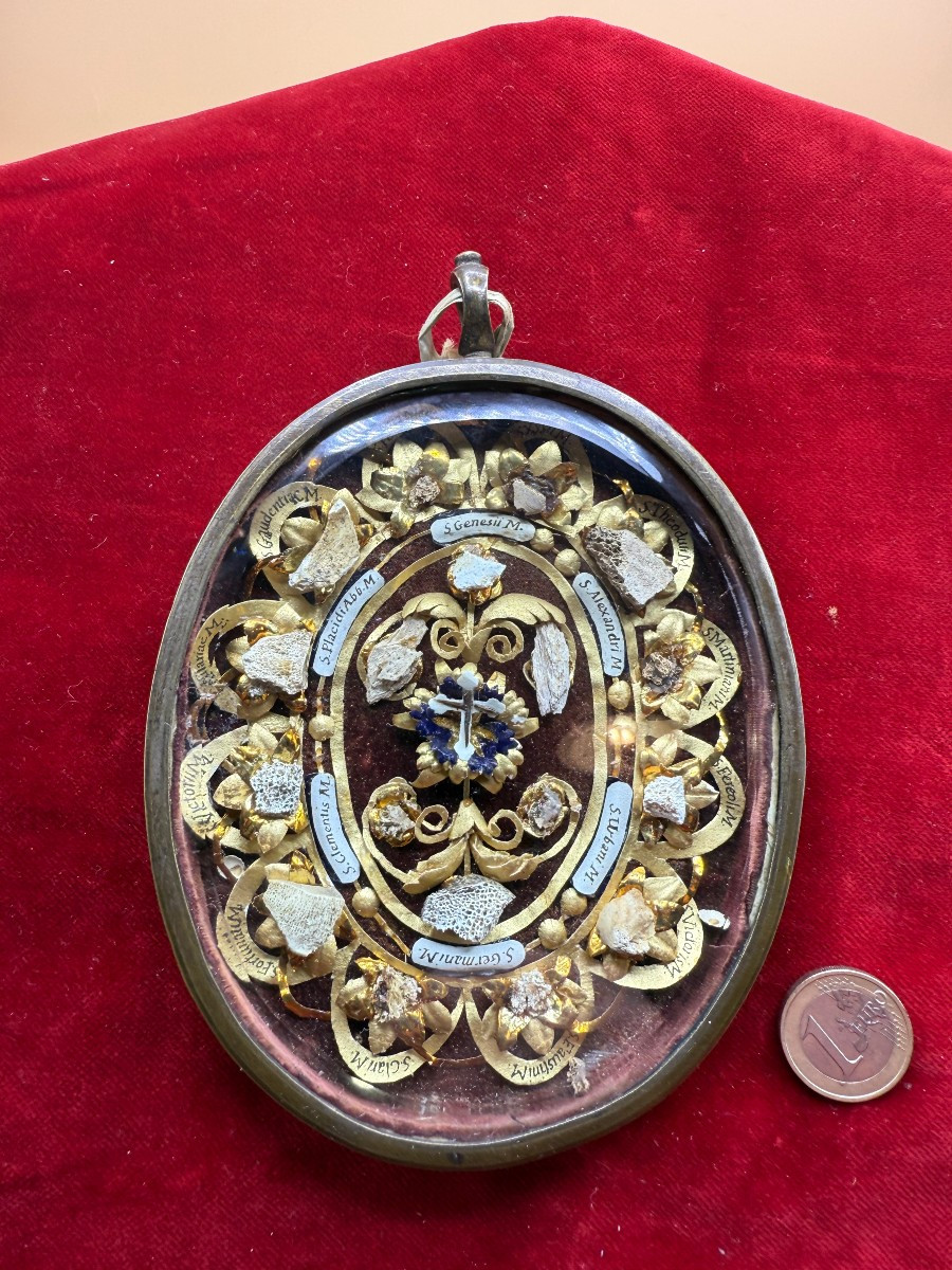 Reliquiario ovale con frammenti di 18 santi più la S.Croce di N.S.G.C. 