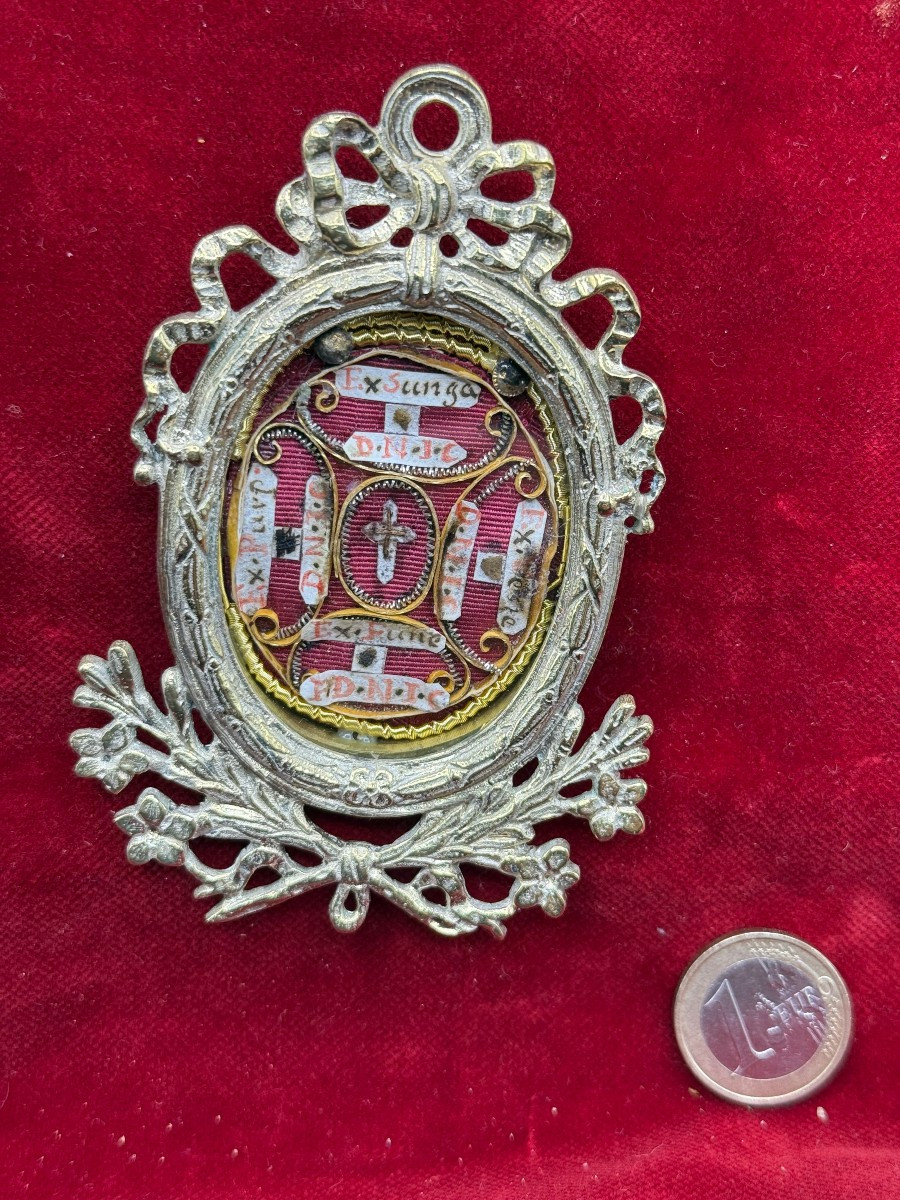 Reliqui. in bronzo dorato stile Luigi XVI°con 8 frammenti di oggetti della Passione + C.Croce