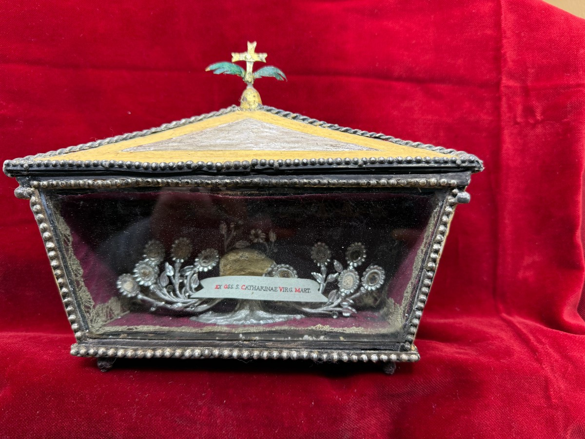 Piccola urna contenente le reliquie di S.Caterina V.&M.