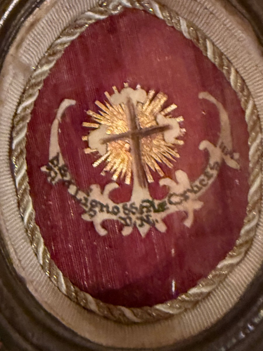 Reliquiario con cornice in bronzo contenente un frammento della Santa Croce di N.S.G.C.  -photo-2