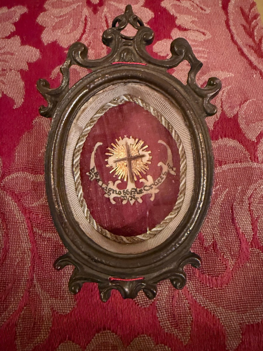 Reliquiario con cornice in bronzo contenente un frammento della Santa Croce di N.S.G.C.  