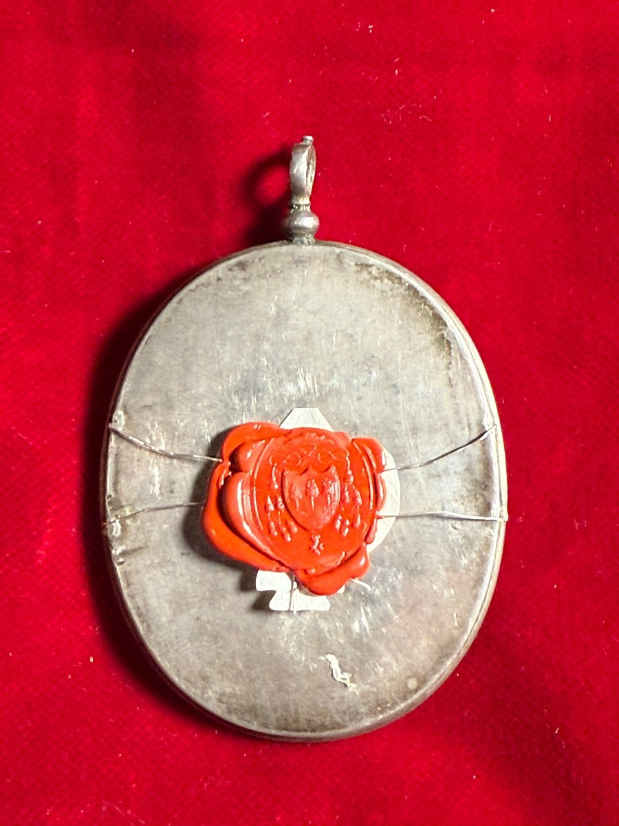 Reliquiario ovale in argento con frammenti di 11 Santi -photo-2