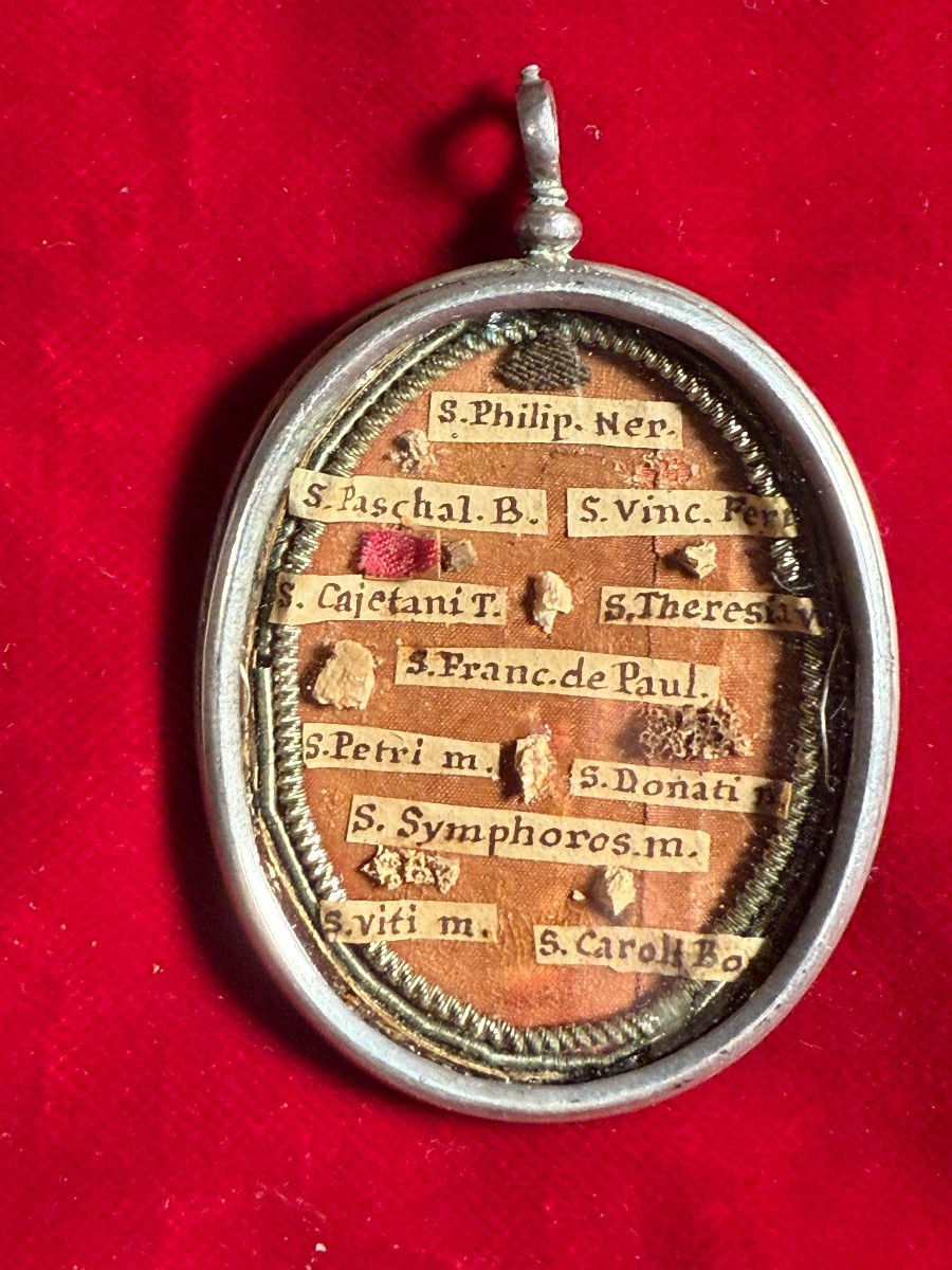 Reliquiario ovale in argento con frammenti di 11 Santi 