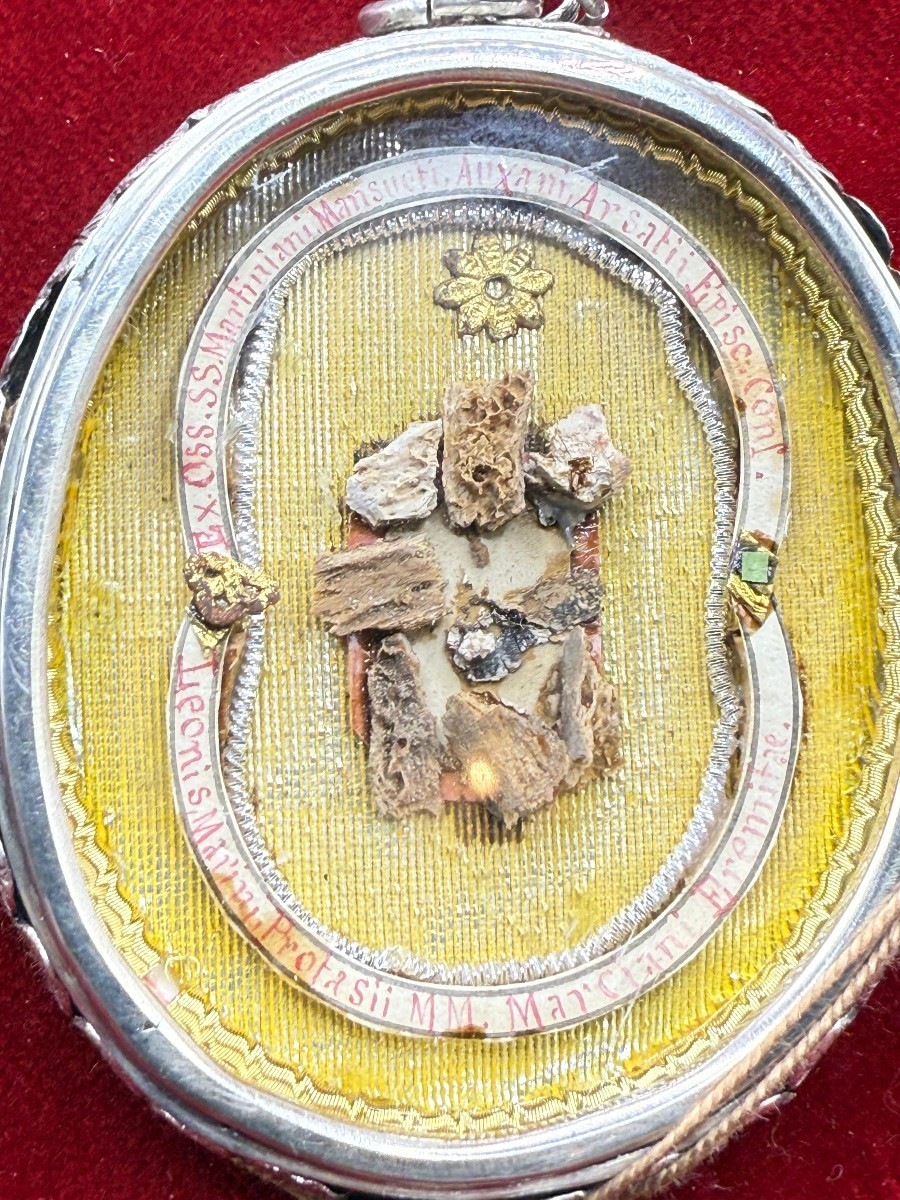 Reliquiario ovale in argento con frammenti di 8 Santi con incisione sul retro del medesimo -photo-2