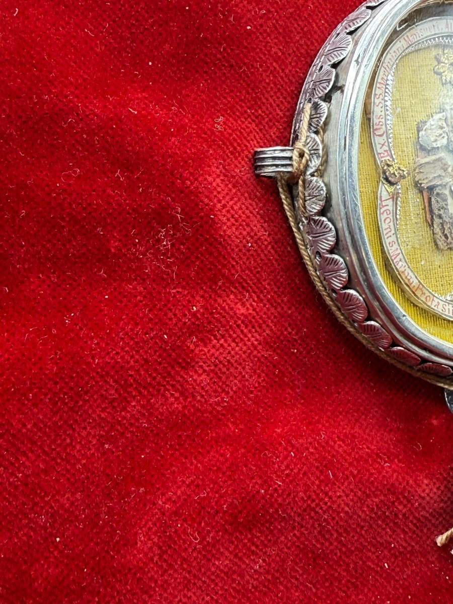 Reliquiario ovale in argento con frammenti di 8 Santi con incisione sul retro del medesimo -photo-4