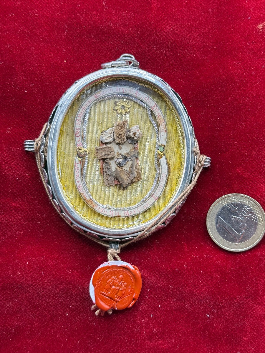 Reliquiario ovale in argento con frammenti di 8 Santi con incisione sul retro del medesimo 