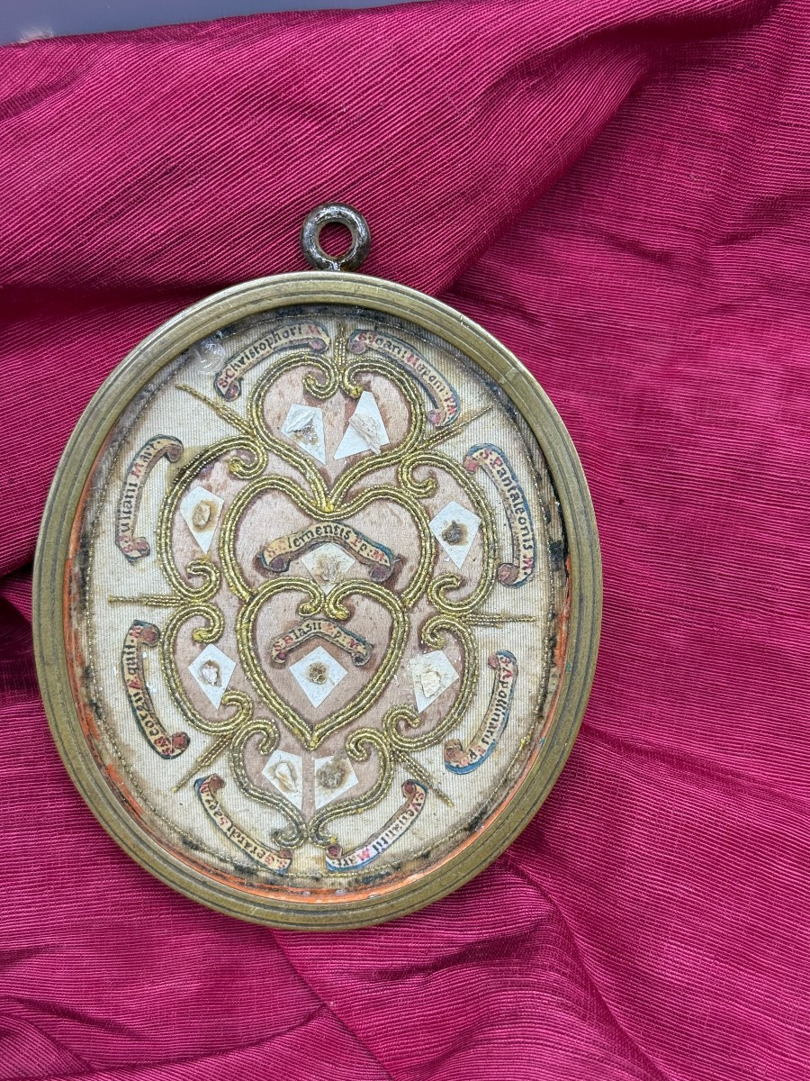 Reliquiario ovale con 10 reliquie di santi 