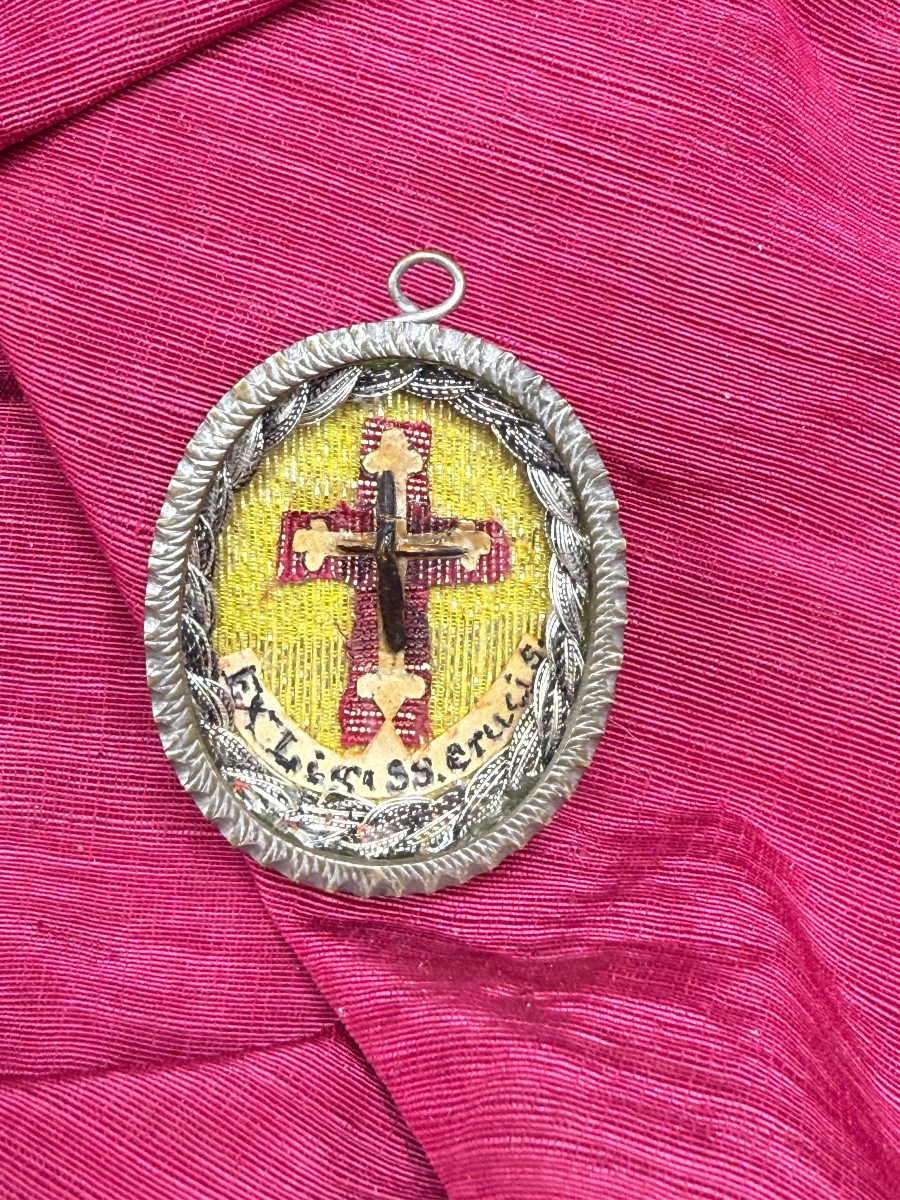 Reliquiario ovale con presente la  reliquia della S.Croce di N.S.G.C. 