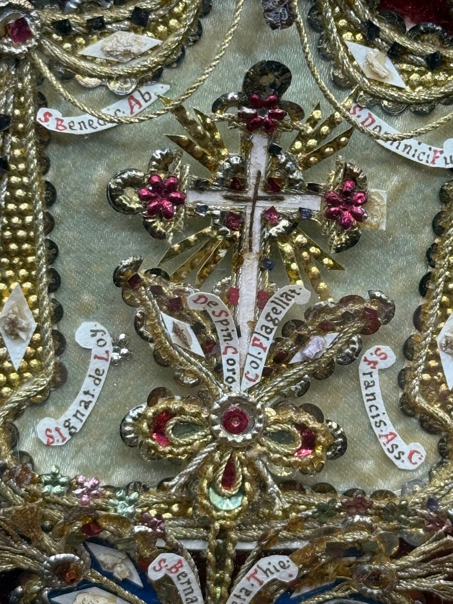 Reliquiario di forma ovale con 36 reliquie di santi e della Passione, più al centro la S.Croce -photo-2