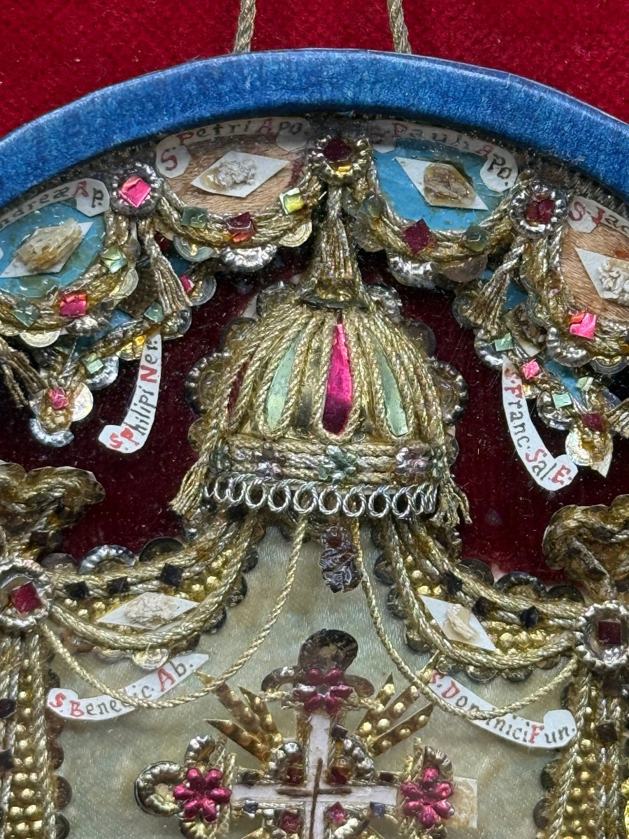 Reliquiario di forma ovale con 36 reliquie di santi e della Passione, più al centro la S.Croce -photo-3