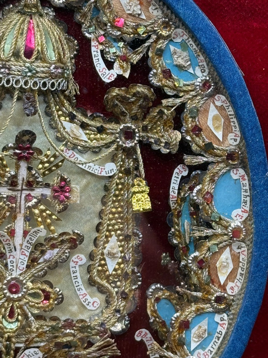 Reliquiario di forma ovale con 36 reliquie di santi e della Passione, più al centro la S.Croce -photo-4