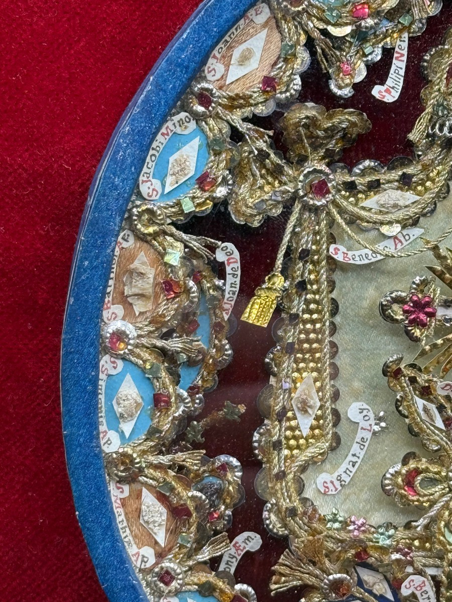 Reliquiario di forma ovale con 36 reliquie di santi e della Passione, più al centro la S.Croce -photo-1