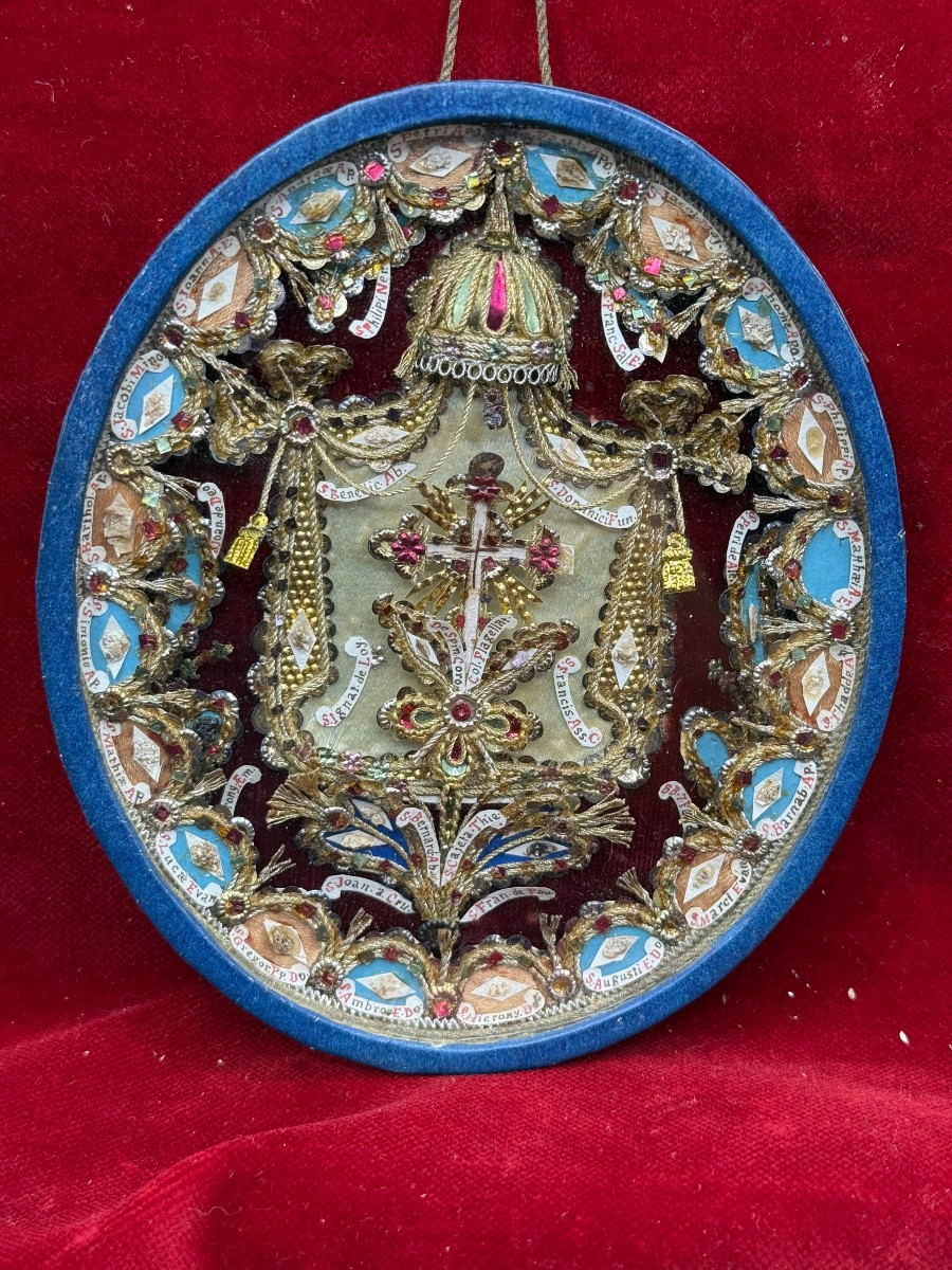 Reliquiario di forma ovale con 36 reliquie di santi e della Passione, più al centro la S.Croce 