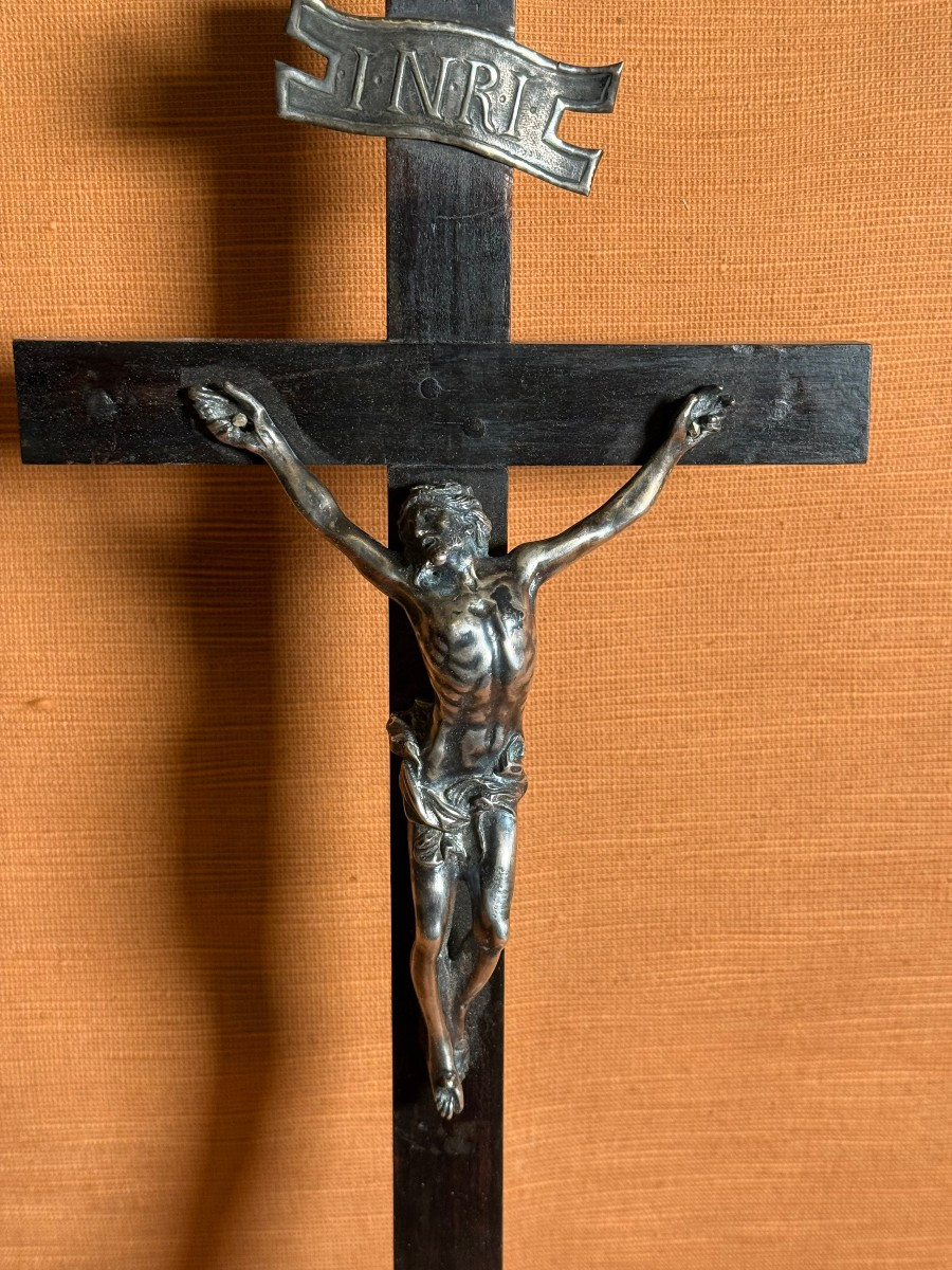 Croce in legno ebanizzato con Cristo, cartiglio e golgota in argento  -photo-1