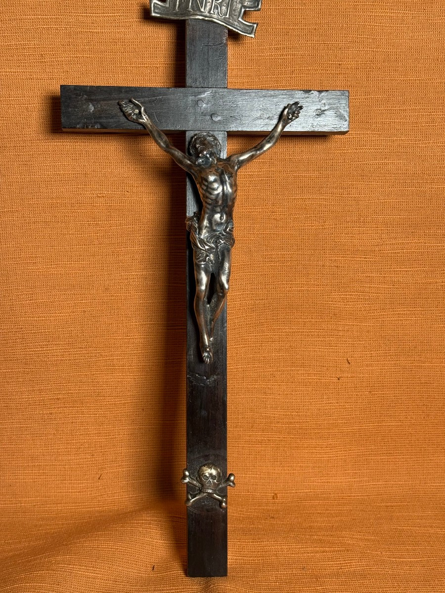 Croce in legno ebanizzato con Cristo, cartiglio e golgota in argento  