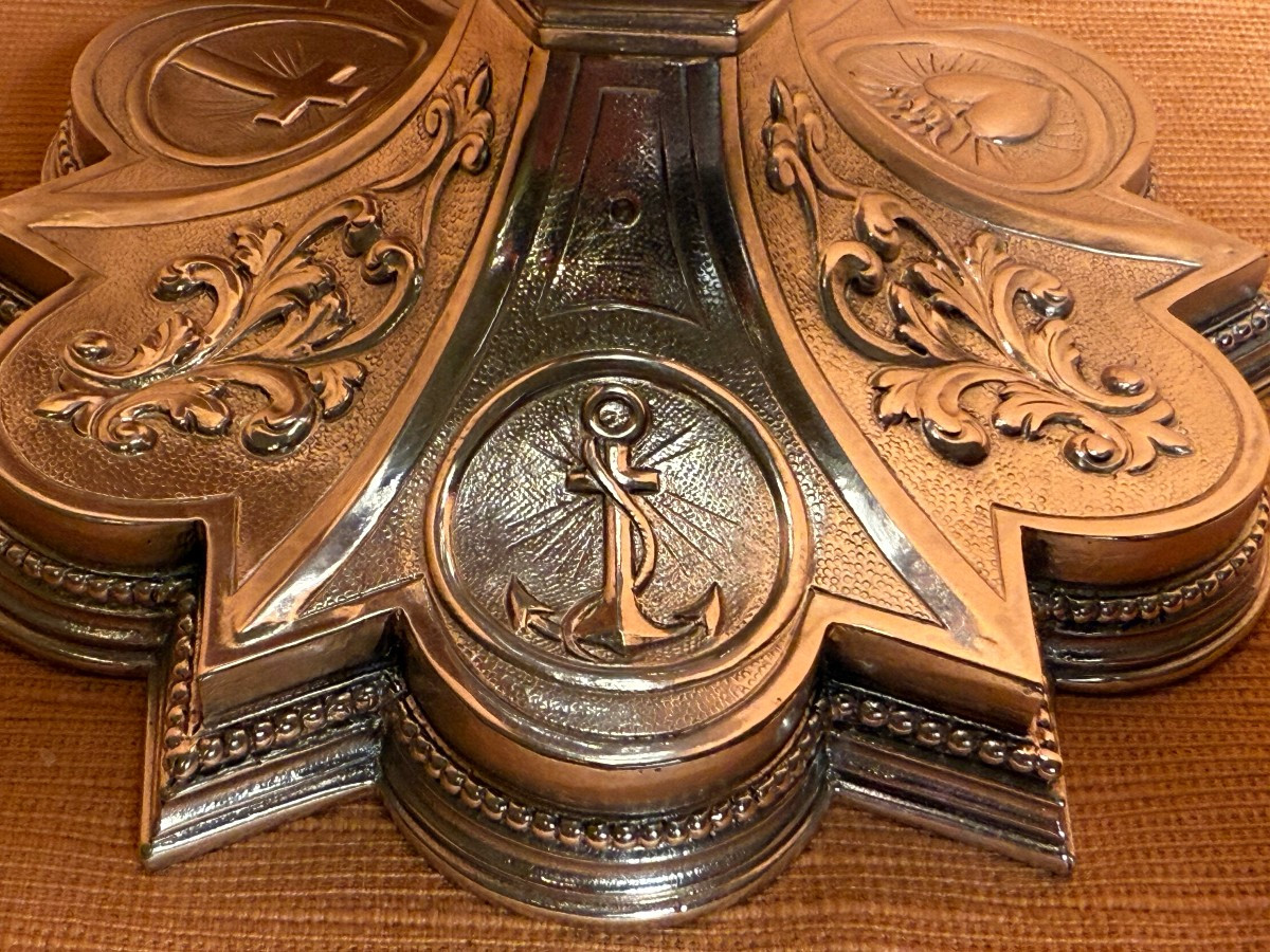 Calice in argento sbalzato e bulinato in stile gotico completo di patena in sua custodia -photo-3