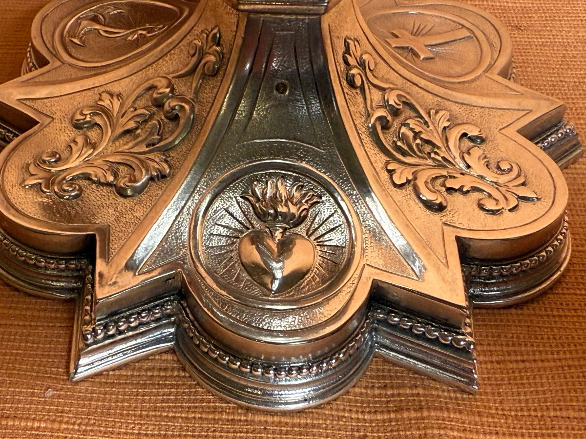 Calice in argento sbalzato e bulinato in stile gotico completo di patena in sua custodia -photo-4