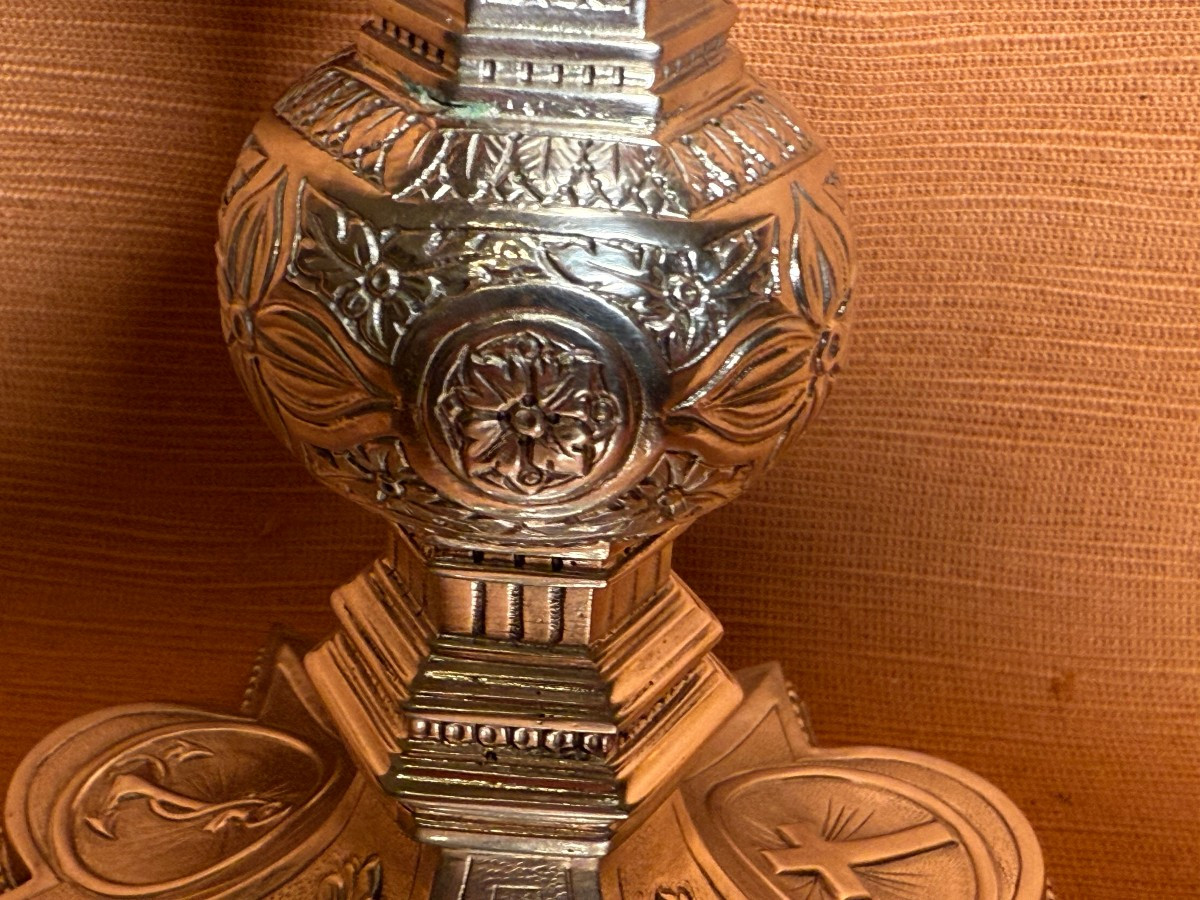 Calice in argento sbalzato e bulinato in stile gotico completo di patena in sua custodia -photo-1