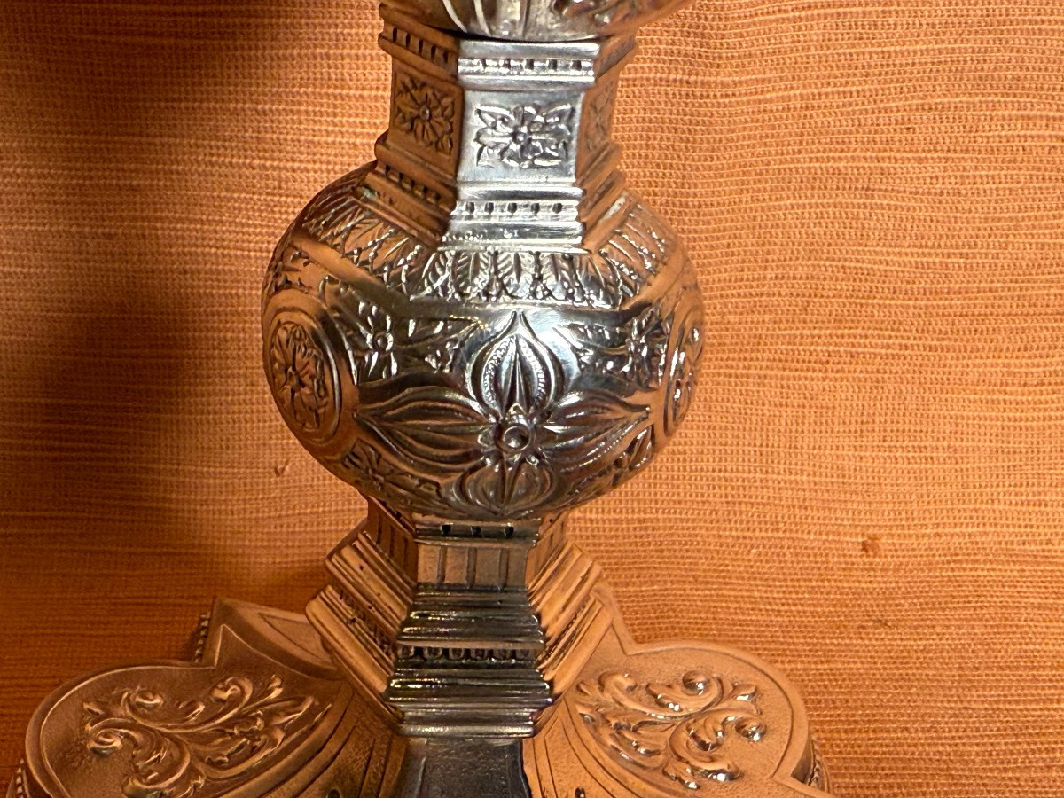 Calice in argento sbalzato e bulinato in stile gotico completo di patena in sua custodia -photo-2