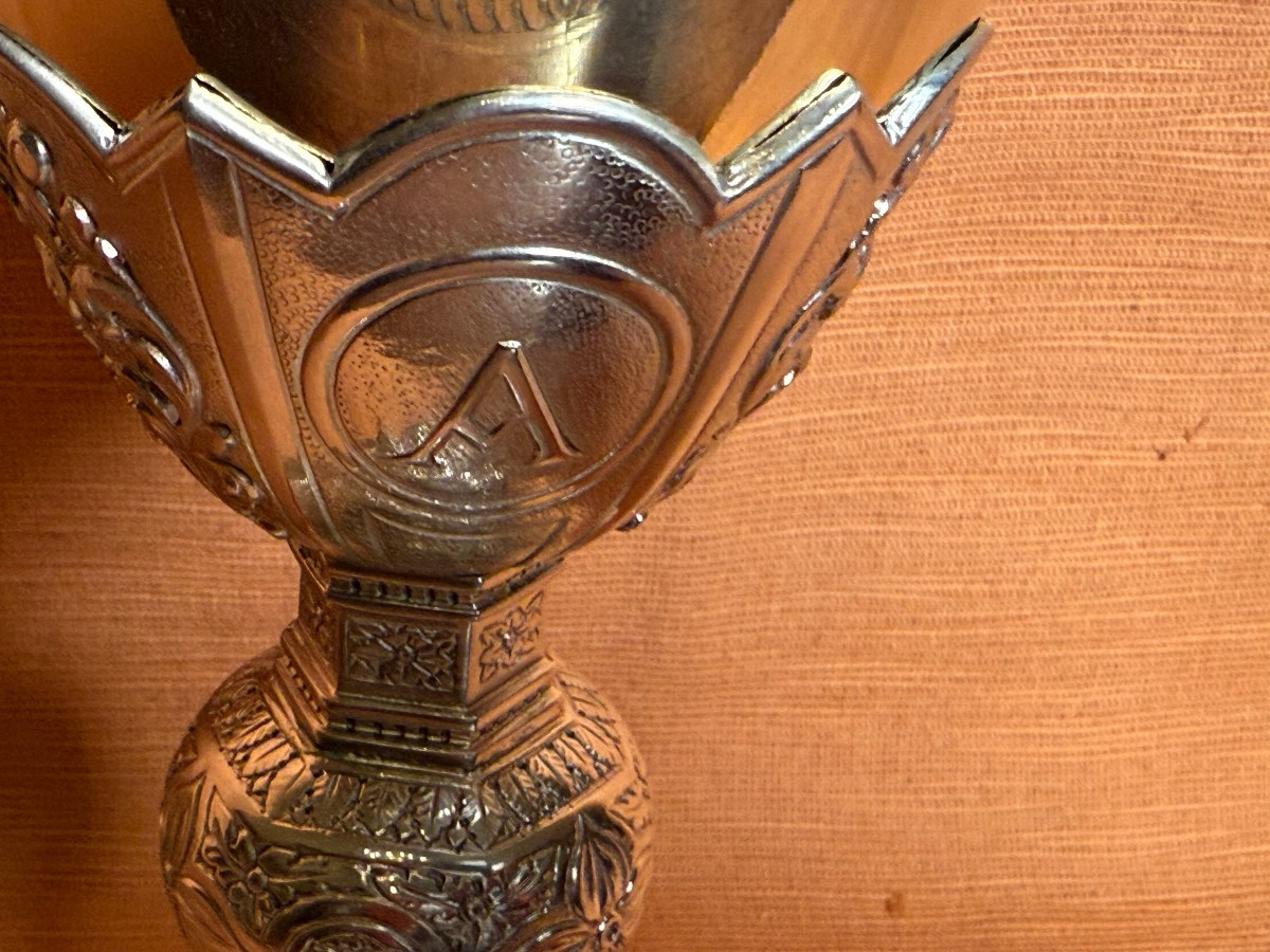 Calice in argento sbalzato e bulinato in stile gotico completo di patena in sua custodia -photo-3