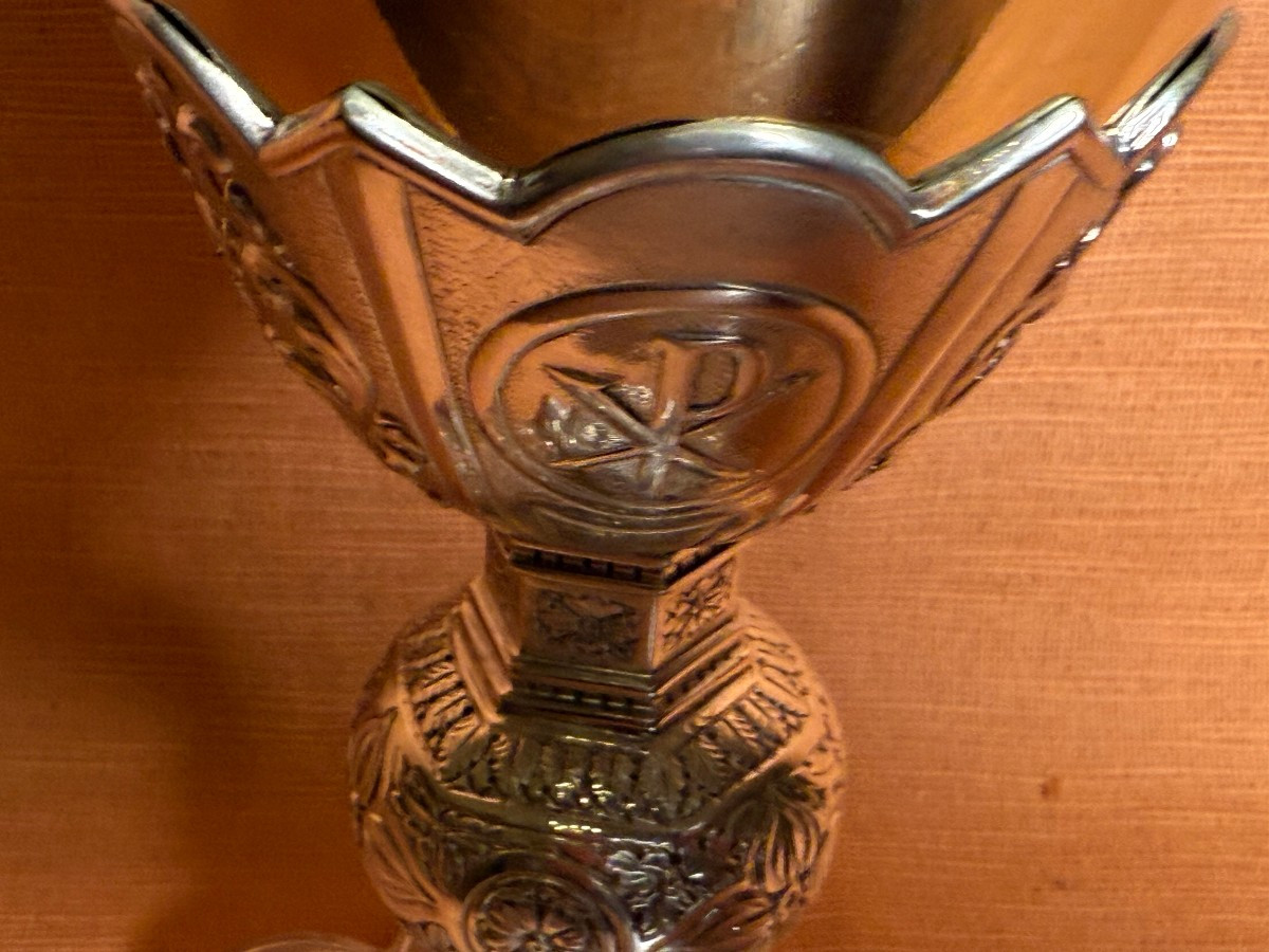 Calice in argento sbalzato e bulinato in stile gotico completo di patena in sua custodia -photo-5