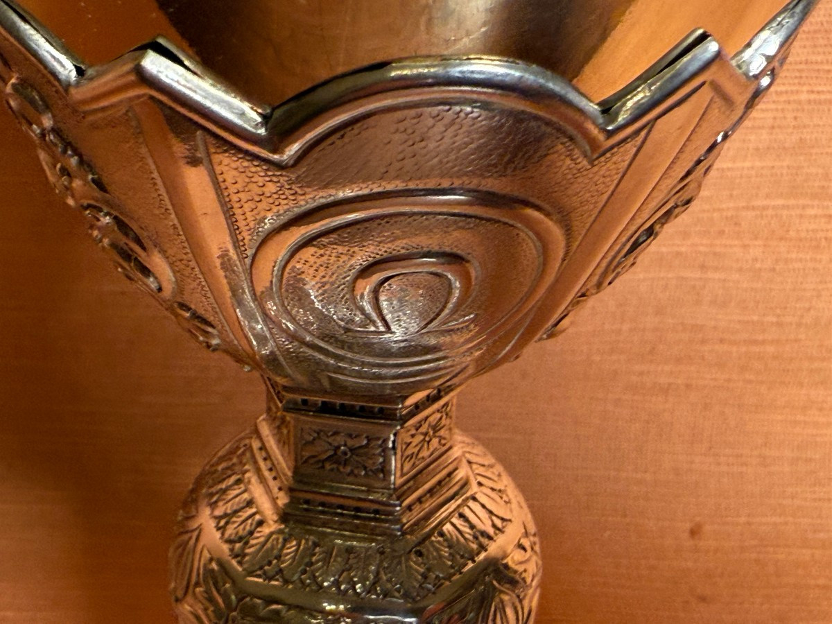 Calice in argento sbalzato e bulinato in stile gotico completo di patena in sua custodia -photo-6