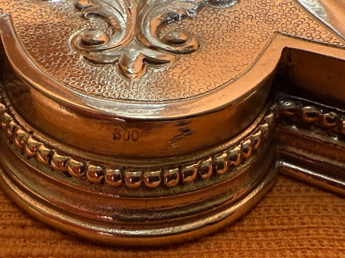 Calice in argento sbalzato e bulinato in stile gotico completo di patena in sua custodia -photo-8