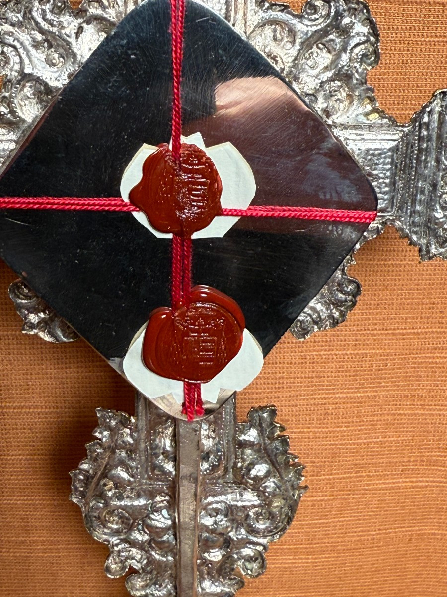 Stauroteca in metallo argentato e lumeggiato oro con frammento della S.Croce di N.S.G.C. -photo-1