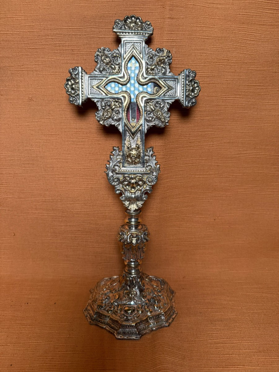 Stauroteca in metallo argentato e lumeggiato oro con frammento della S.Croce di N.S.G.C. 