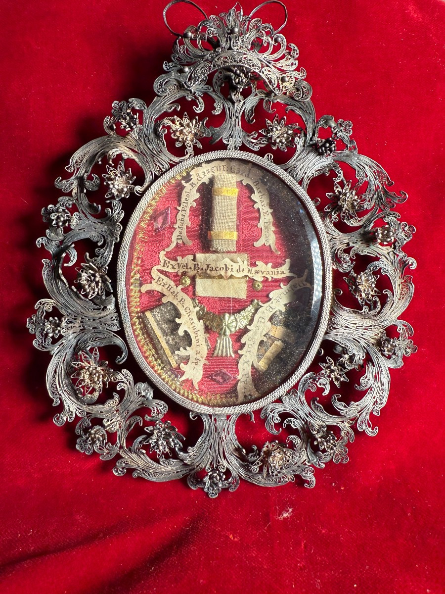 Reliquiario in filigrana d'argento di frammenti di abiti di 4 santi 