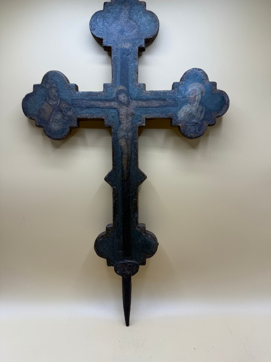 Croce trilobata in legno dipinto, proveniente dalla Toscana, della metà del XVI secolo